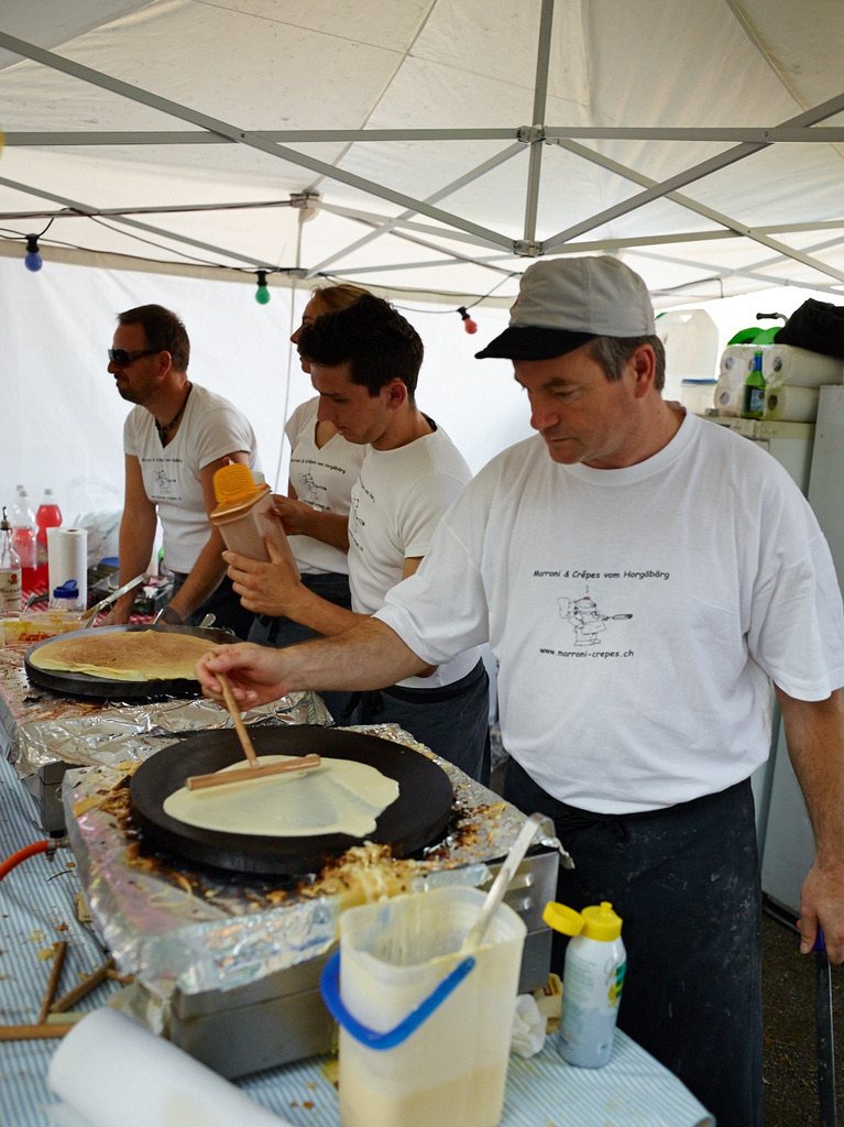 Unser Team backt frische Crêpes auf den heissen Platten